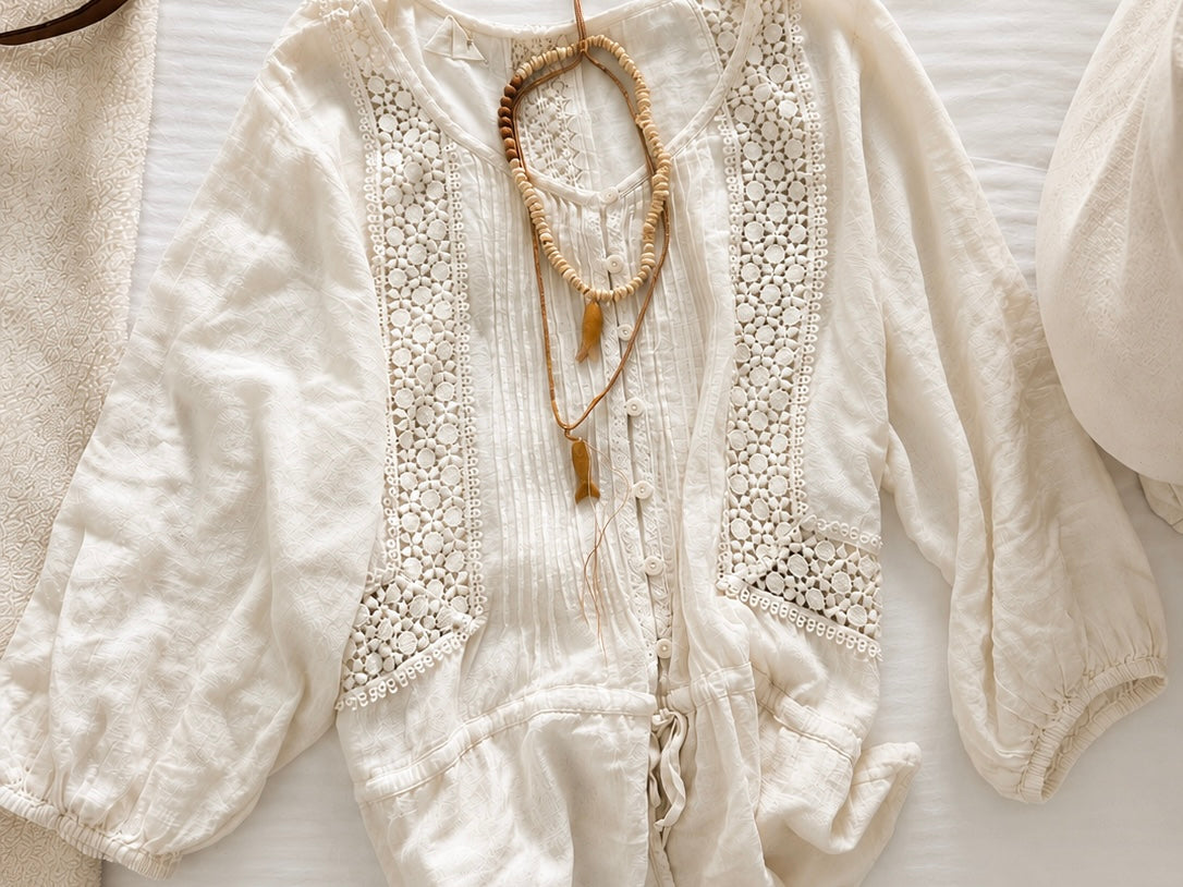 joyas mediterráneas con pez dorado sobre tejido blanco inspirado en el verano mediterráneo