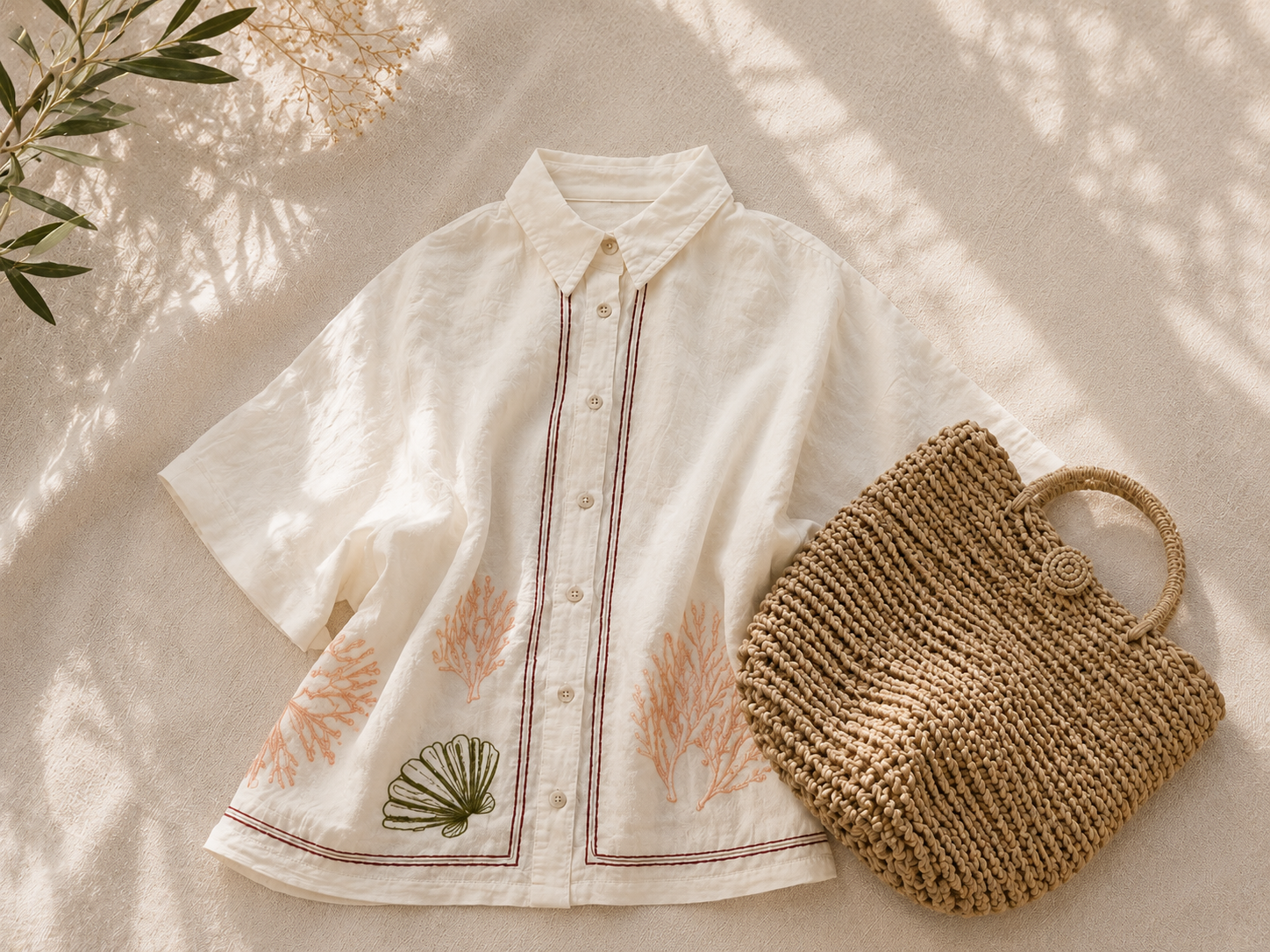 look mediterráneo minimalista con camisa ligera y bolso artesanal sobre lino beige con luz suave