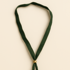 Collar ajustable de seda verde con cerámica artesanal.