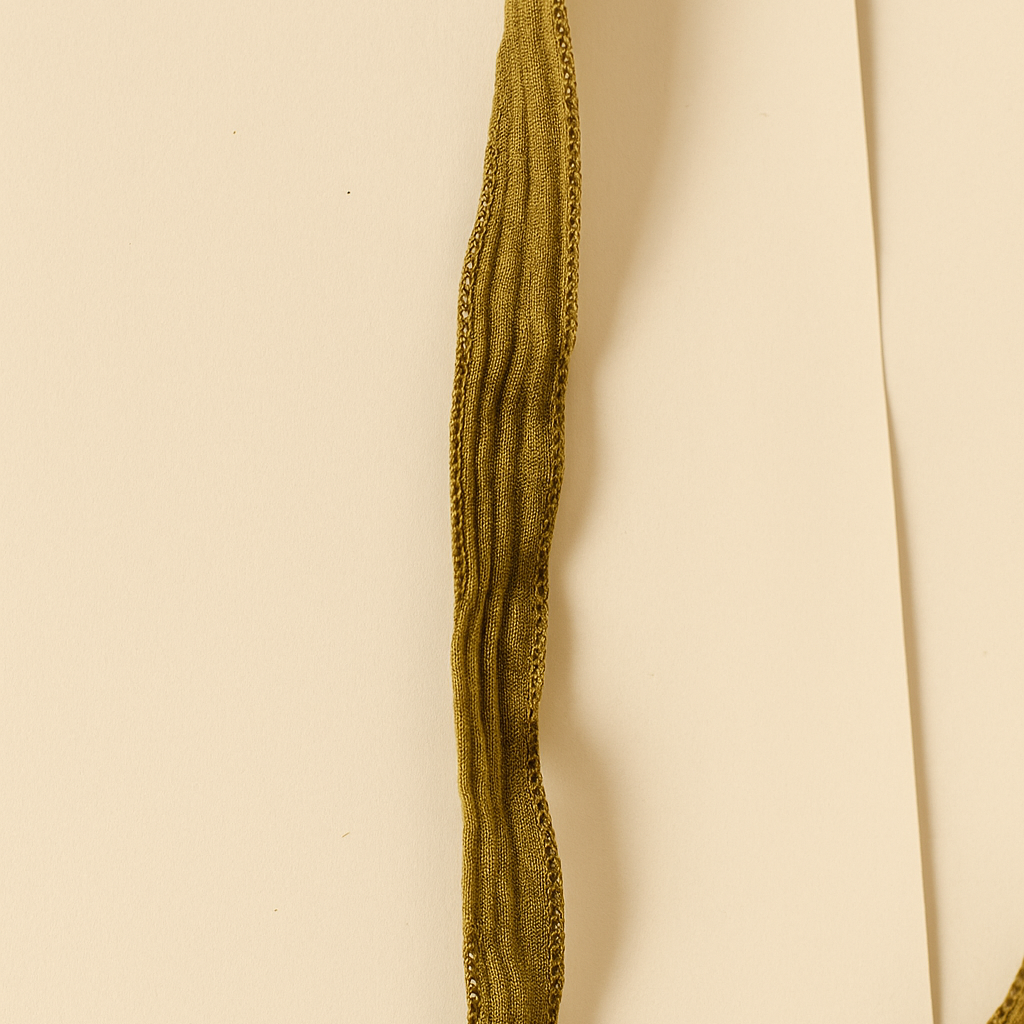 Collar ajustable de seda verde oliva con diseño artesanal