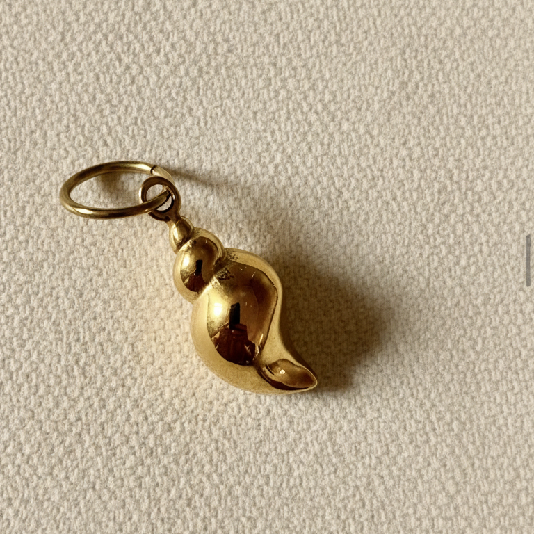 Detalle del charm Concha Bold con forma orgánica