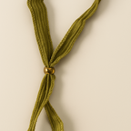 Collar ajustable de seda verde oliva con diseño artesanal