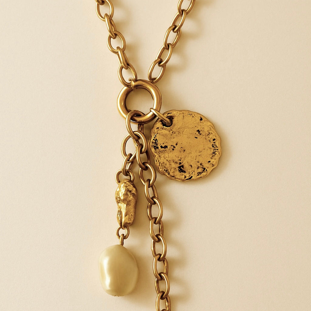 Detalle del colgante llave dorado artesanal