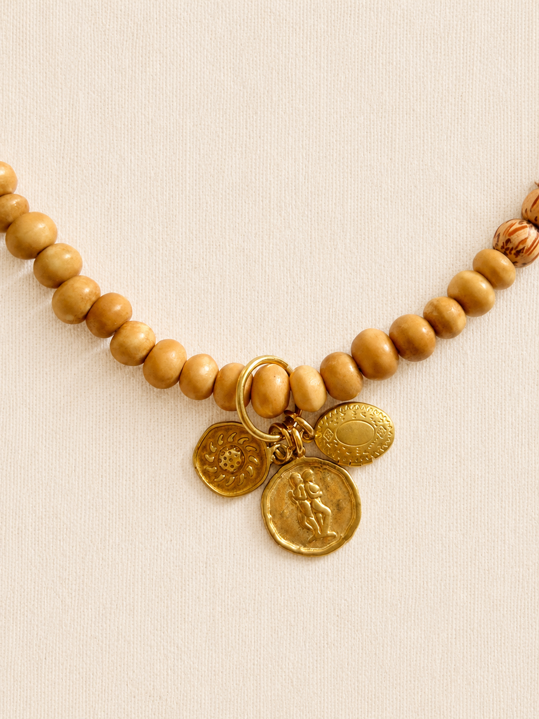 le collier short monedas