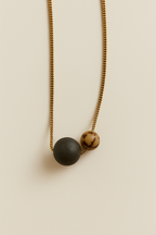 Collar seeds marron